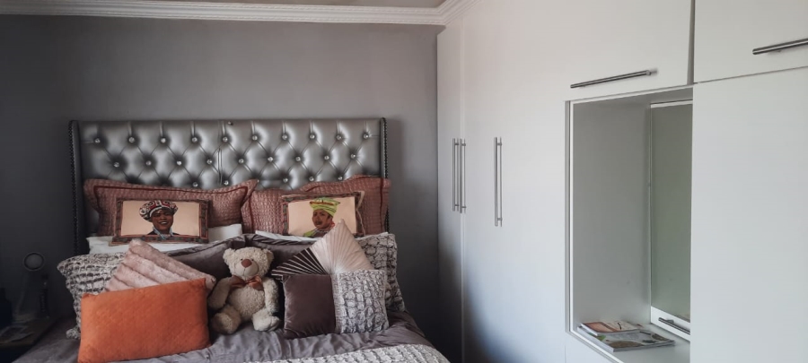 5 Bedroom Property for Sale in Mdantsane Eastern Cape